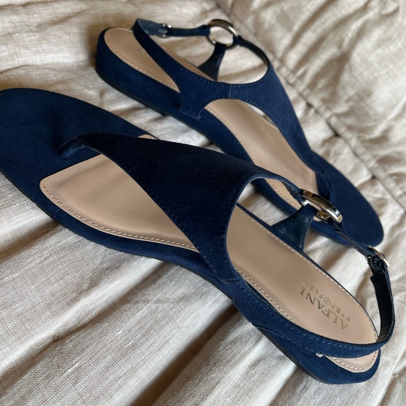 Alfani  Sandals 11 navy thong - Picture 6 of 9